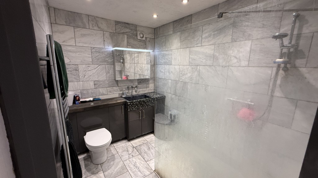 Lot: 142 - DETACHED THREE-BEDROOM BUNGALOW WITH GARAGE - Internal image of ensuite shower room